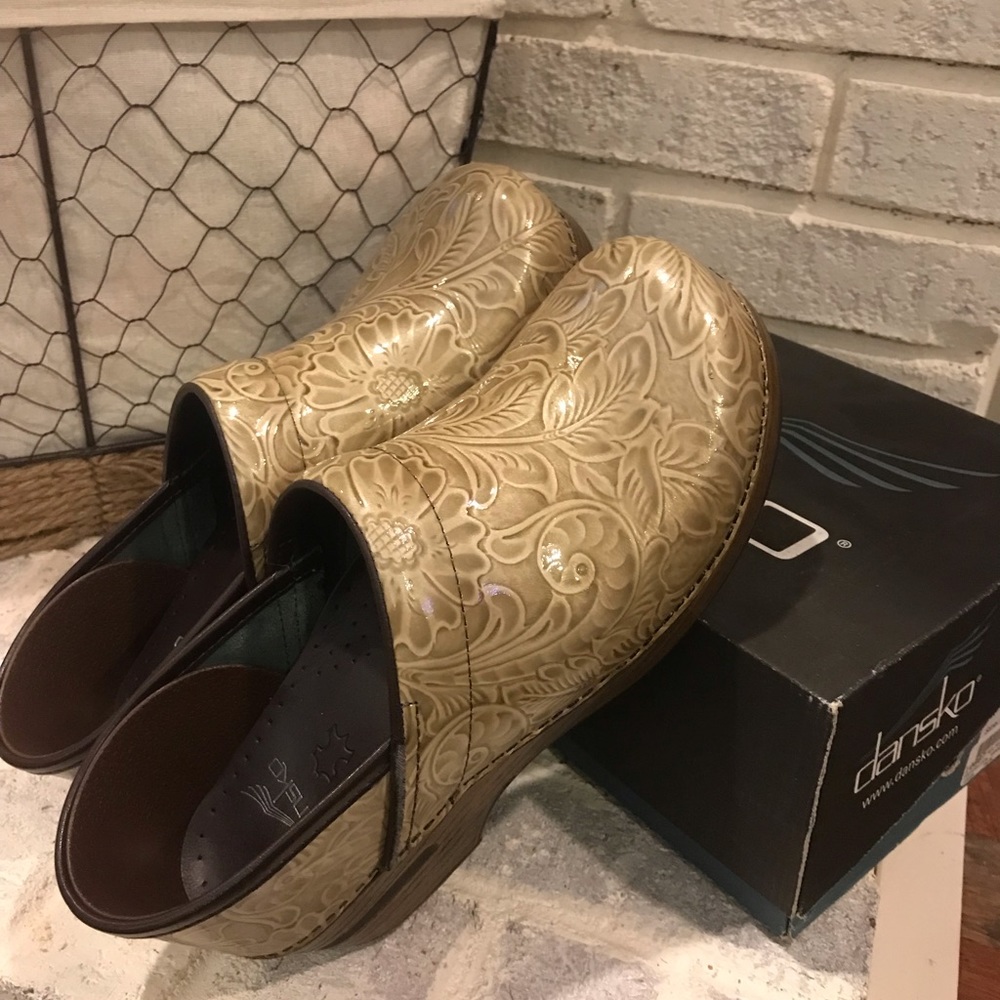 Women’s Dankso Clogs size 10